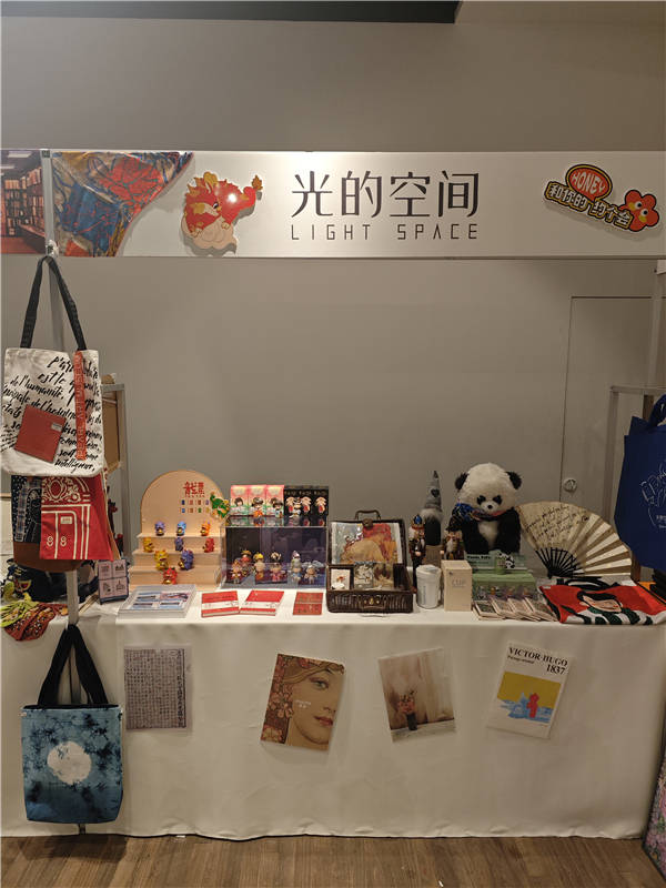 上海的各类书店文创产品从文具,文教用品转向更为宽泛的生活.